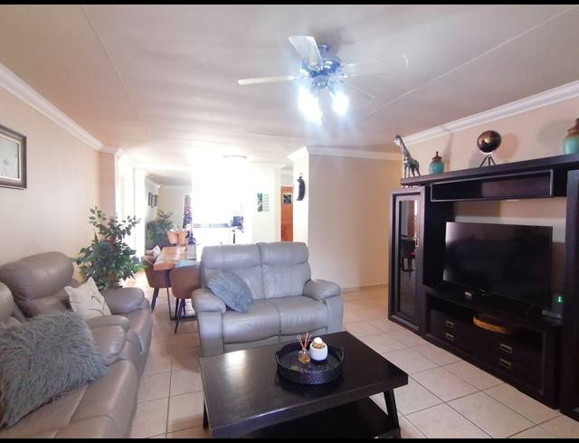 3 BEDROOM FREEHOLD FOR SALE IN MEIRINGSPARK